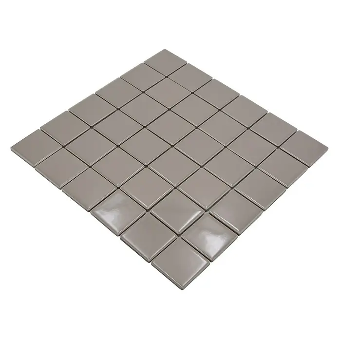 Mosaikfliese Quadrat Uni CD 282 - 29,8 x 29,8 cm, Beige/Braun, Glänzend - Nahaufnahme von quadratischen, grau glänzenden Mosaikfliesen, die in einem Rautenmuster angeordnet sind, ideal für stilvolle Wand- und Bodenbeläge.