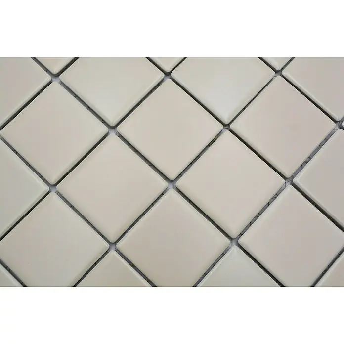 Mosaikfliese Quadrat Uni CD 272 - 29,8 x 29,8 cm, Beige, Matt - Nahaufnahme von quadratischen, cremefarbenen Mosaikfliesen, die in einem diagonalen Muster angeordnet sind und ein elegantes, strukturiertes Design bieten.