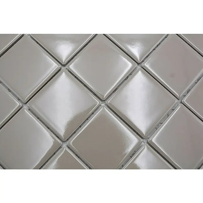 Mosaikfliese Quadrat Uni CD 282 - 29,8 x 29,8 cm, Beige/Braun, Glänzend - Nahaufnahme von glänzenden, grau-beigen Keramikfliesen im Rautenmuster, ideal für moderne Wand- und Bodengestaltung.