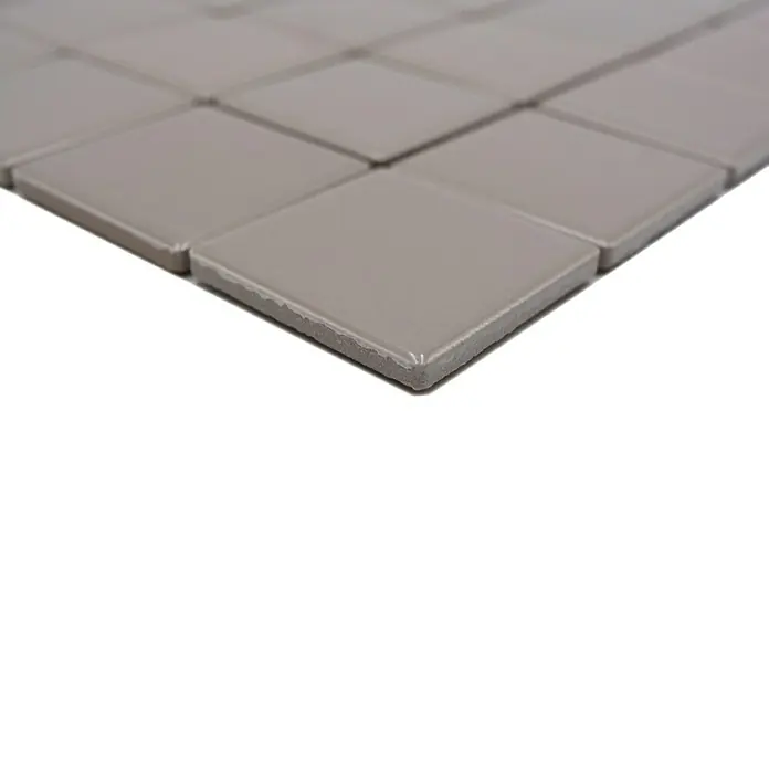 Mosaikfliese Quadrat Uni CD 282 - 29,8 x 29,8 cm, Beige/Braun, Glänzend - Nahaufnahme von grauen quadratischen Mosaikfliesen, die eine elegante und moderne Oberfläche für Badezimmer oder Küchen bieten.
