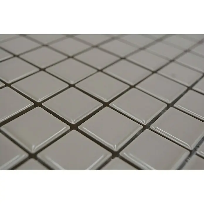 Mosaikfliese Quadrat Uni CG 184 - 29,8 x 29,8 cm, Beige/Braun, Glänzend - Nahaufnahme von quadratischen, grauen Fliesen. Perfekt für moderne Küchen oder Badezimmer.