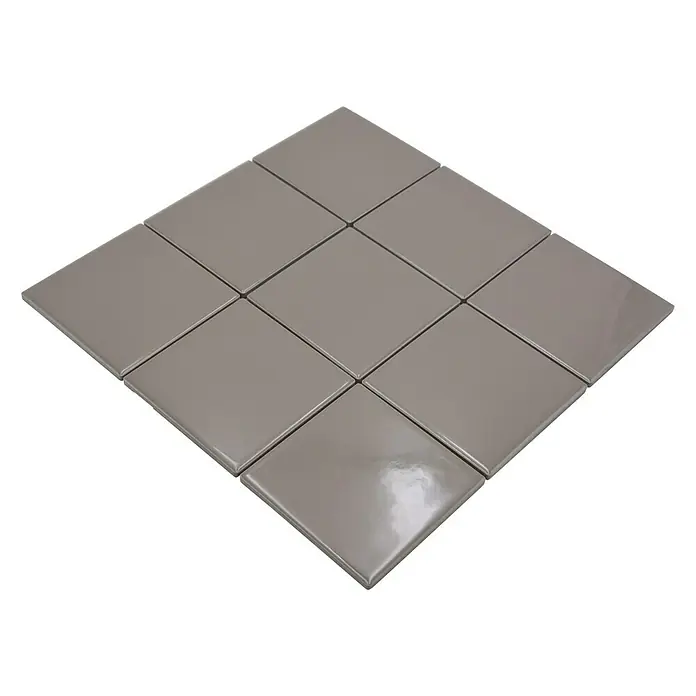 Mosaikfliese Quadrat Uni CQ 140 - 29,8 x 29,8 cm, Beige/Braun, Glänzend - Quadratische, glänzende, graue Keramikfliesen, die in einem rautenförmigen Muster angeordnet sind und ein elegantes Dekor erzeugen.
