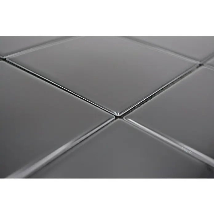Mosaikfliese Quadrat Uni CQ 120 - 29,8 x 29,8 cm, Schwarz, Glänzend - Nahaufnahme von quadratischen, grauen Fliesen mit glänzender Oberfläche und feinen Fugen. Die modernen Wandfliesen verleihen jedem Raum einen edlen Touch.