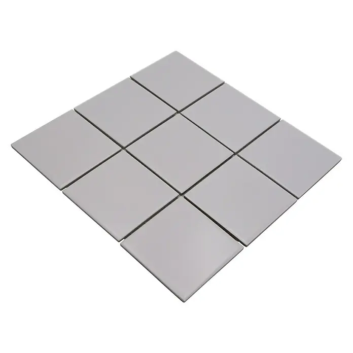 Mosaikfliese Quadrat Uni CQ 105 - 29,8 x 29,8 cm, Weiß, Matt - Quadratische, graue Keramikfliesen, die in einem Rautenmuster angeordnet sind und ein minimalistisches und modernes Design erzeugen. Ideal für Küche oder Bad.