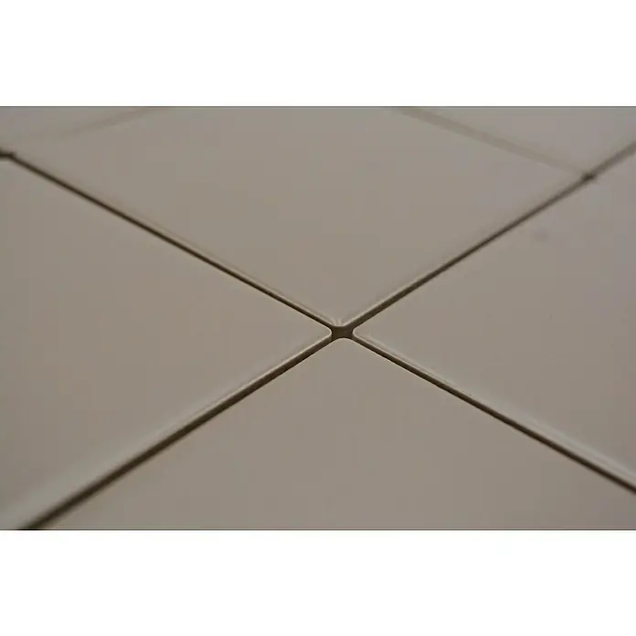 Mosaikfliese Quadrat Uni CQ 145 - 29,8 x 29,8 cm, Beige/Braun, Matt - Nahaufnahme von beigen Bodenfliesen mit Fugen, die ein schlichtes, modernes Muster ergeben. Ideal für minimalistische Raumgestaltungen.