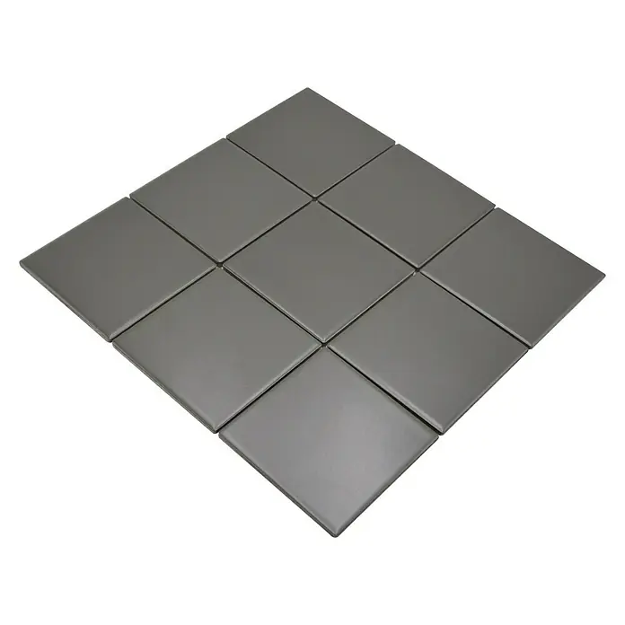 Mosaikfliese Quadrat Uni CQ 115 - 29,8 x 29,8 cm, Grau, Matt - Nahaufnahme von grauen Keramikfliesen, die in einem quadratischen Muster angeordnet sind und ein modernes, minimalistisches Design zeigen.