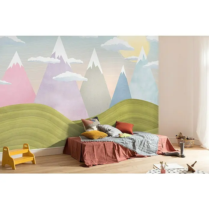 Komar Fototapete HilltopsB x H: 400 x 280 cm, Vlies - Kinderzimmer mit einer Wandtapete mit Bergen und einem gemütlichen Tagesbett mit Kissen. Die bunte Tapete sorgt für eine freundliche Atmosphäre.