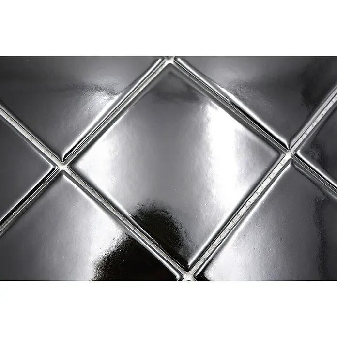 Mosaikfliese Quadrat Uni CQ 120 - 29,8 x 29,8 cm, Schwarz, Glänzend - Nahaufnahme von glänzenden, silbernen Rautenfliesen, die ein modernes und elegantes Design für Innenräume zeigen.