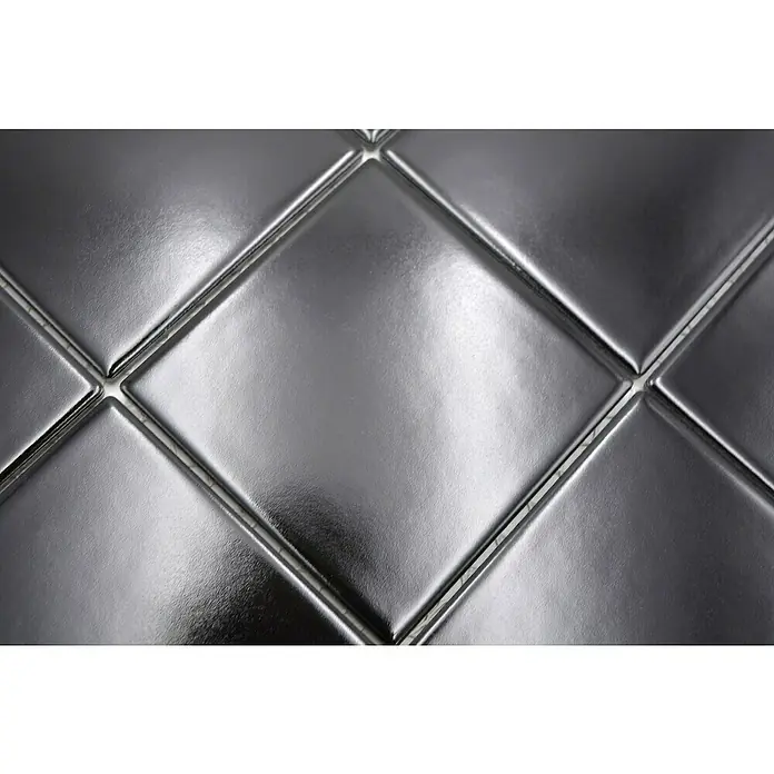 Mosaikfliese Quadrat Uni CQ 125 - 29,8 x 29,8 cm, Schwarz, Matt - Nahaufnahme einer glänzenden, silberfarbenen Wandfliese mit Rautenmuster, die ein modernes und elegantes Design aufweist.