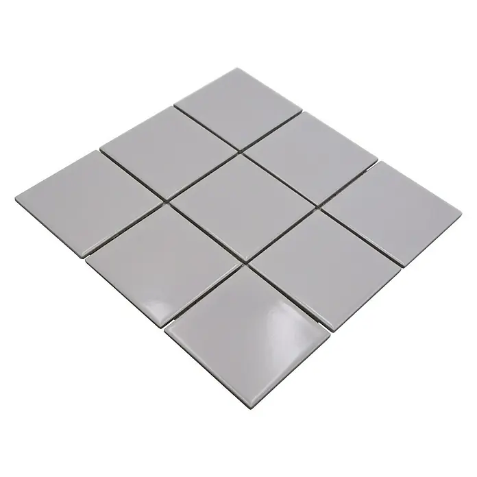 Mosaikfliese Quadrat Uni CQ 100 - 29,8 x 29,8 cm, Weiß, Glänzend - Ein Quadrat aus neun grauen, glänzenden Fliesen, die ein dekoratives Muster auf schwarzem Hintergrund bilden. Die Fliesen scheinen aus Keramik zu sein.