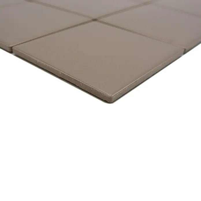 Mosaikfliese Quadrat Uni CQ 145 - 29,8 x 29,8 cm, Beige/Braun, Matt - Nahaufnahme von quadratischen, beigen Keramikfliesen, die ein modernes und schlichtes Design für Innenräume präsentieren.