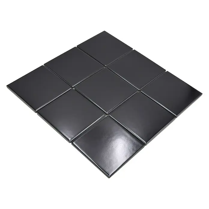 Mosaikfliese Quadrat Uni CQ 125 - 29,8 x 29,8 cm, Schwarz, Matt - Nahaufnahme eines schwarzen, glänzenden Fliesenmosaiks, das in einem Rautenmuster angeordnet ist und einen modernen Look verleiht.