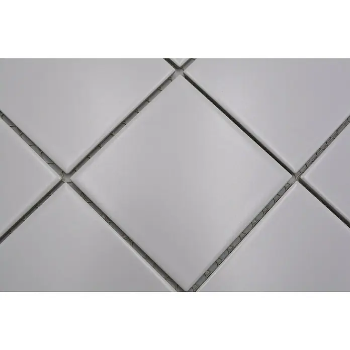 Mosaikfliese Quadrat Uni CQ 105 - 29,8 x 29,8 cm, Weiß, Matt - Nahaufnahme von weißen quadratischen Fliesen mit grauen Fugen.