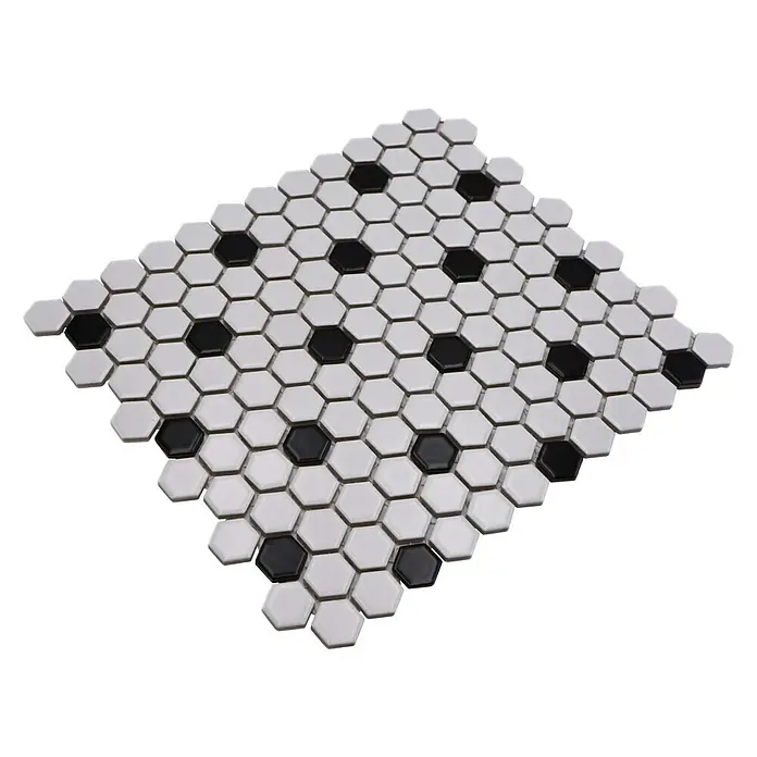 Mosaikfliese Hexagon Mix HX 040 - 26 x 30 cm, Weiß/Schwarz, Matt - Nahaufnahme eines Musters aus weißen und schwarzen sechseckigen Mosaikfliesen.