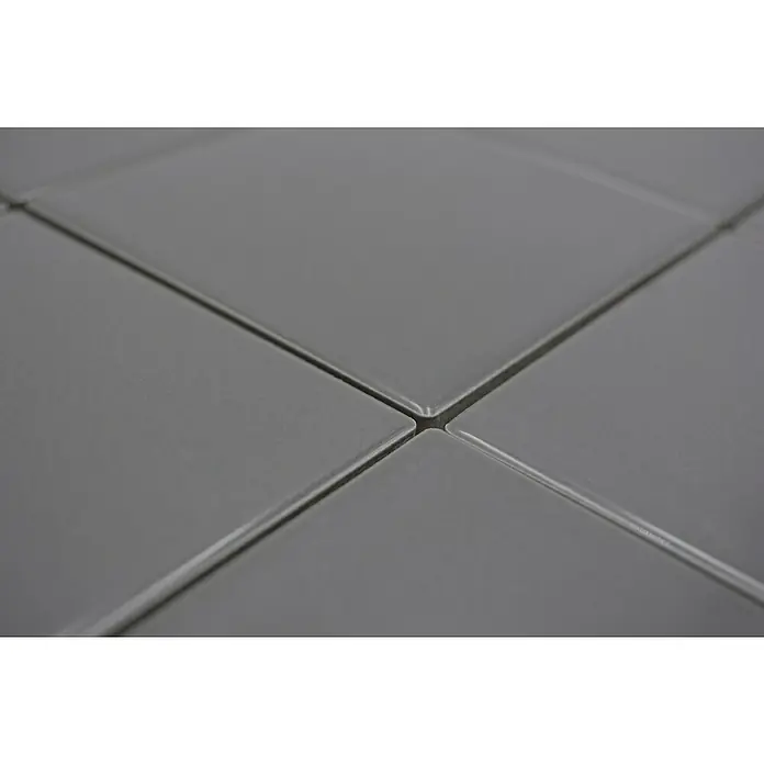 Mosaikfliese Quadrat Uni CQ 110 - 29,8 x 29,8 cm, Grau, Glänzend - Nahaufnahme von grauen quadratischen Keramikfliesen mit Fugen. Ideal für Küche oder Bad, robust und stilvoll.
