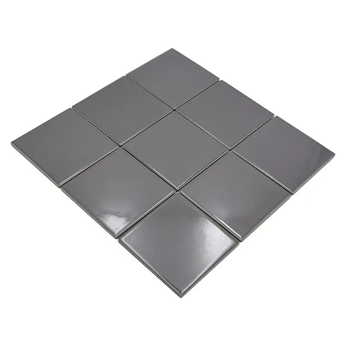 Mosaikfliese Quadrat Uni CQ 110 - 29,8 x 29,8 cm, Grau, Glänzend - Neun graue Keramikfliesen angeordnet in einer Rautenform. Die glänzenden Fliesen zeigen ein minimalistisches Design.