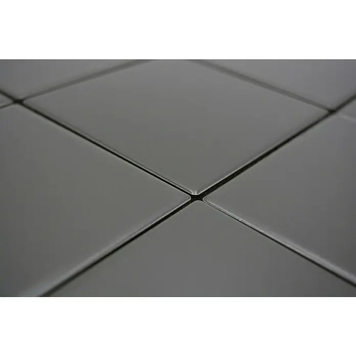 Mosaikfliese Quadrat Uni CQ 115 - 29,8 x 29,8 cm, Grau, Matt - Nahaufnahme von grauen Fliesen mit dunklen Fugen, die ein modernes und stilvolles Muster für Innenräume schaffen.