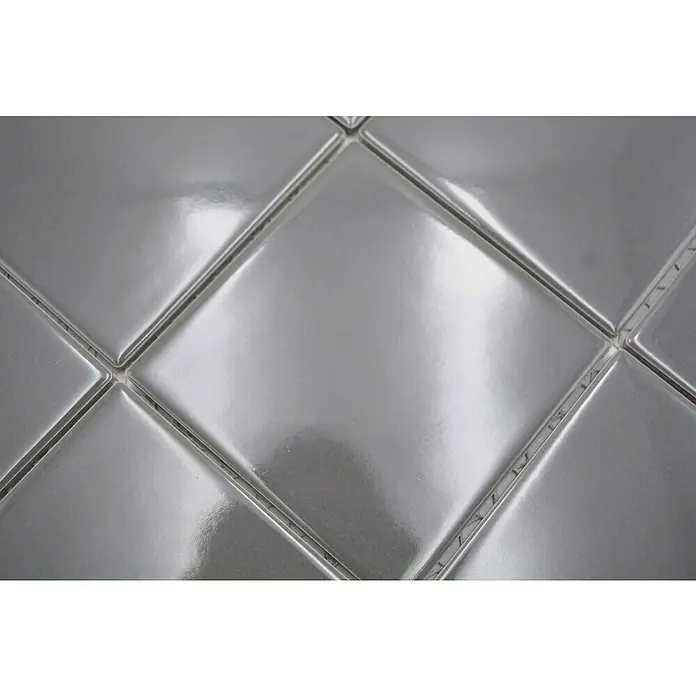 Mosaikfliese Quadrat Uni CQ 110 - 29,8 x 29,8 cm, Grau, Glänzend - Nahaufnahme von glänzenden, quadratischen Silberfliesen mit klaren Fugenlinien, die ein modernes und stilvolles Muster bilden.
