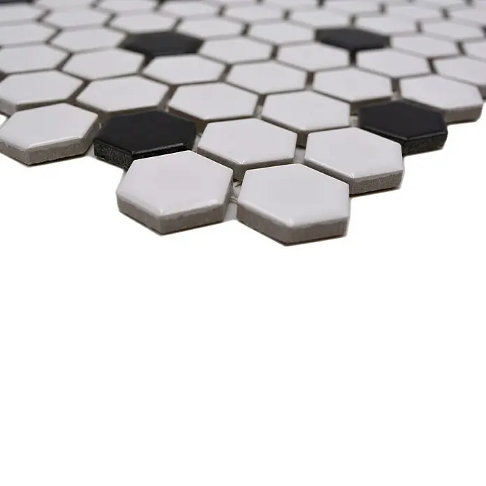 Mosaikfliese Hexagon Mix HX 040 - 26 x 30 cm, Weiß/Schwarz, Matt - Nahaufnahme von sechseckigen Mosaikfliesen in Weiß und Schwarz, die ein modernes und stilvolles Design für Innenräume bieten.