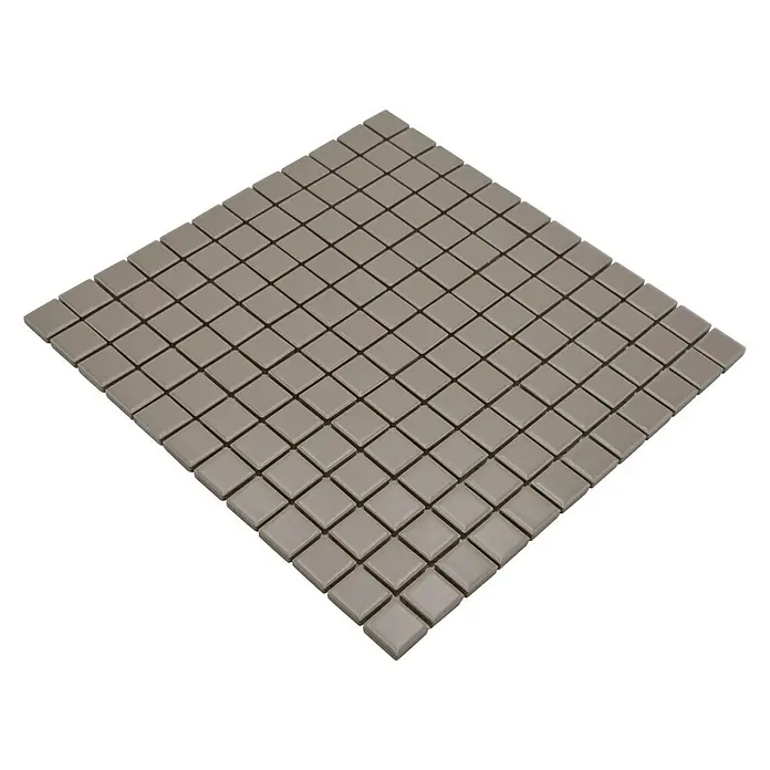 Mosaikfliese Quadrat Uni CG 194 - 29,8 x 29,8 cm, Beige/Braun, Matt - Quadratische Mosaikfliesen in einem warmen Grau-Beige-Ton, ideal für moderne Bad- oder Küchengestaltung, auf schwarzem Hintergrund.