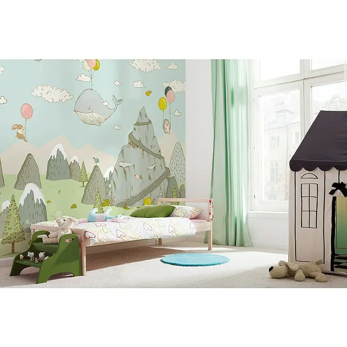Komar Fototapete Mountain TravelerB x H: 400 x 280 cm, Vlies - Ein Kinderzimmer mit einem Holzbett und einem Spielhaus, dekoriert mit einer fantasievollen Wandtapete. Helle, freundliche Atmosphäre.