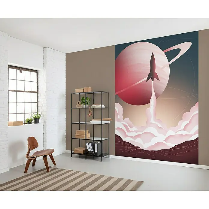 Komar Fototapete Explore The Universe - B x H: 200 x 280 cm, Vlies - Raumansicht mit Möbeln und einem Wandbild, das eine Rakete zeigt, die von einem Planeten startet. Das Bild verleiht dem Raum eine futuristische Note.