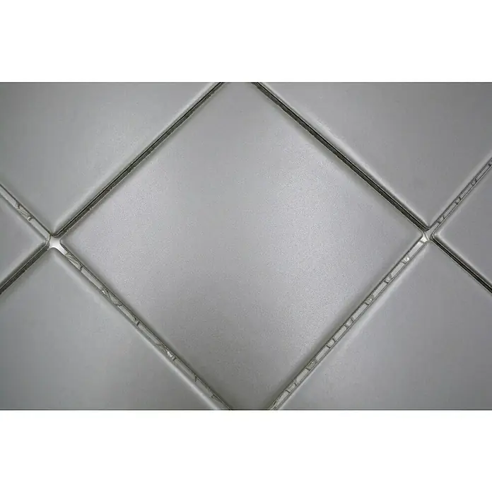 Mosaikfliese Quadrat Uni CQ 115 - 29,8 x 29,8 cm, Grau, Matt - Nahaufnahme von grauen, rautenförmigen Fliesen mit hellen Fugen, die ein geometrisches Muster bilden und die Textur hervorheben.