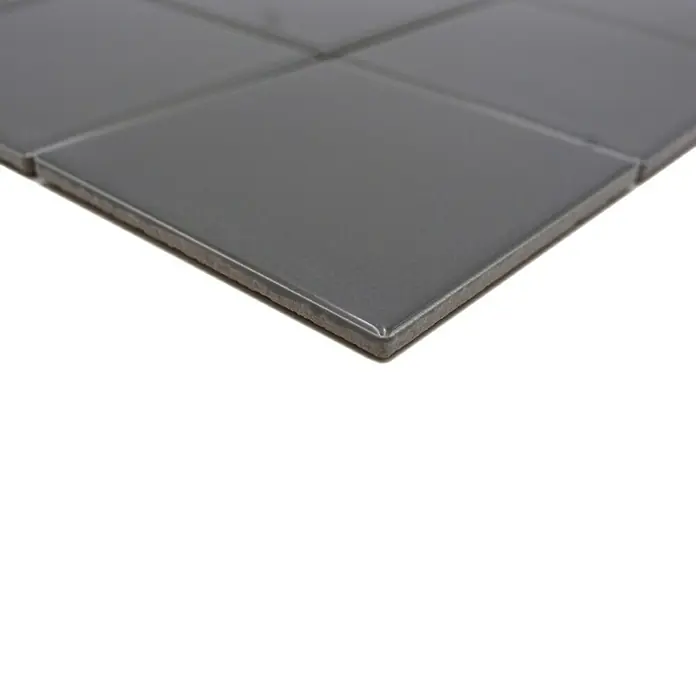 Mosaikfliese Quadrat Uni CQ 110 - 29,8 x 29,8 cm, Grau, Glänzend - Nahaufnahme von grauen quadratischen Keramikfliesen, die ein elegantes und modernes Design für Wände und Böden bieten.