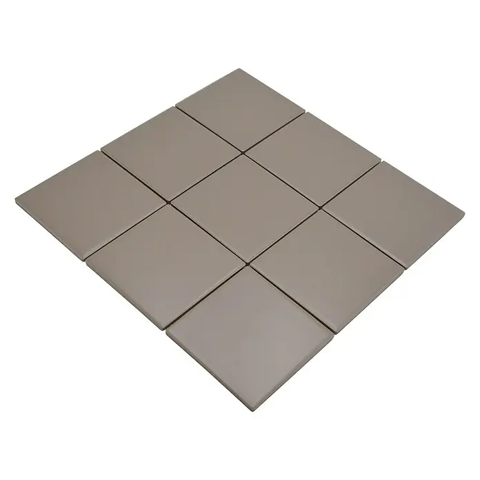 Mosaikfliese Quadrat Uni CQ 145 - 29,8 x 29,8 cm, Beige/Braun, Matt - Quadratische, graue Keramikfliesen angeordnet in einer Diamantenform. Geeignet für Badezimmer und Küchen.