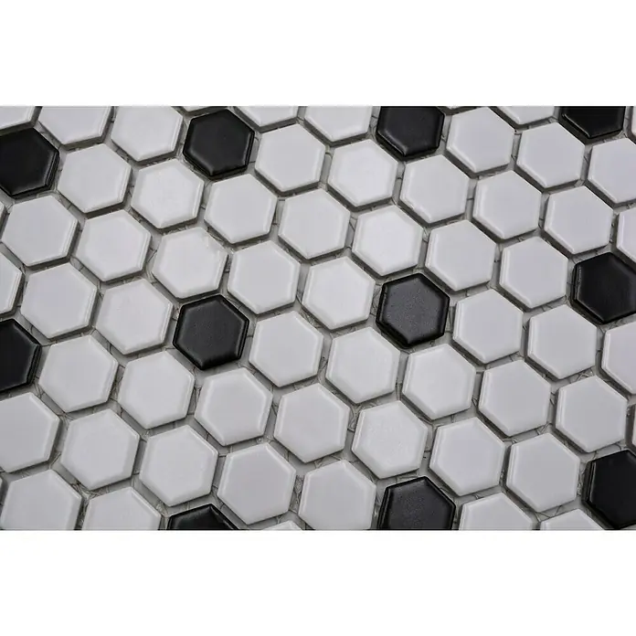 Mosaikfliese Hexagon Mix HX 040 - 26 x 30 cm, Weiß/Schwarz, Matt - Nahaufnahme von schwarzen und weißen hexagonalen Fliesen, die ein stilvolles und modernes Muster für Wand- oder Bodengestaltung bilden.