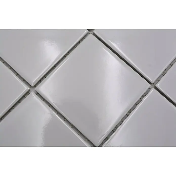 Mosaikfliese Quadrat Uni CQ 100 - 29,8 x 29,8 cm, Weiß, Glänzend - Nahaufnahme von glänzenden, weißen quadratischen Keramikmosaikfliesen mit hellgrauen Fugen, die ein sauberes, modernes Design zeigen.