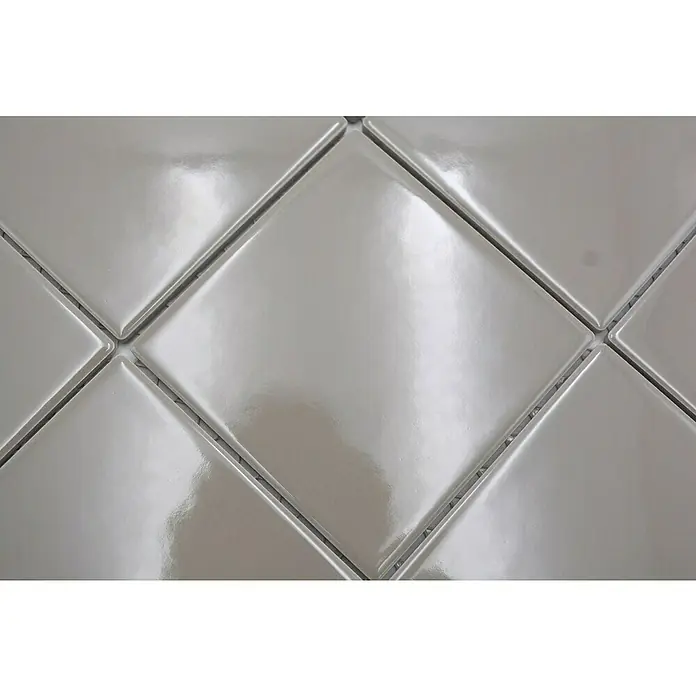 Mosaikfliese Quadrat Uni CQ 140 - 29,8 x 29,8 cm, Beige/Braun, Glänzend - Nahaufnahme von glänzenden, hellgrauen quadratischen Fliesen, die in einem Rautenmuster angeordnet sind und ein elegantes, modernes Design zeigen.