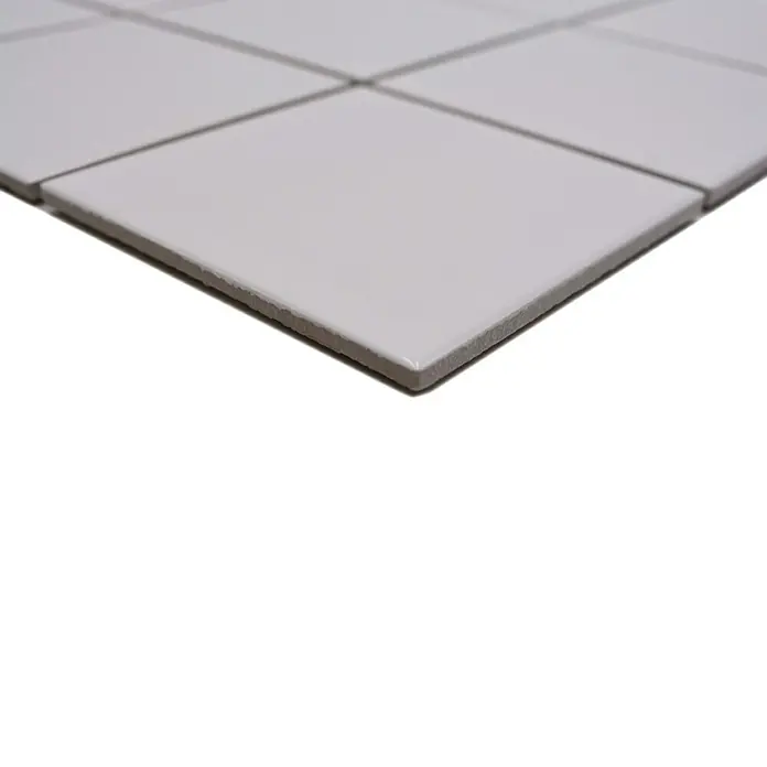 Mosaikfliese Quadrat Uni CQ 100 - 29,8 x 29,8 cm, Weiß, Glänzend - Nahaufnahme von hellgrauen quadratischen Fliesen mit Fugenlinien, die ein modernes und sauberes Design für Badezimmer oder Küchenböden zeigen.