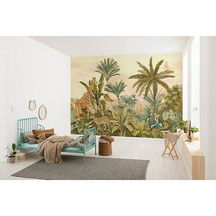 Komar Fototapete Tropical Garden - B x H: 400 x 280 cm, Vlies - Ein Kinderzimmer mit einer Dschungeltapete, einem mintfarbenen Bett und einem grauen Teppich schafft eine fantasievolle und stilvolle Atmosphäre.