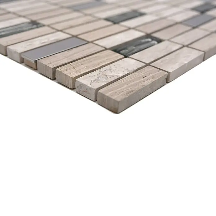 Mosaikfliese Stäbchen Crystal Mix XNM SM67 - 29,8 x 30,4 cm, Grau/Weiß, Glänzend - Nahaufnahme von rechteckigen Mosaikfliesen in Beige und Grau mit einem modernen und eleganten Design für Innenräume.