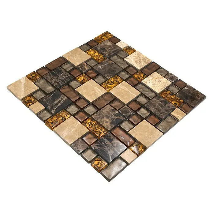 Mosaikfliese Crystal Mix XCM MC679 - 30 x 30 cm, Beige/Braun, Glänzend - Dieses Bild zeigt eine quadratische Mosaikfliese mit verschiedenen Brauntönen, Beige- und Goldakzenten auf einem dunklen Hintergrund. Perfekt für stilvolle Wandgestaltungen.