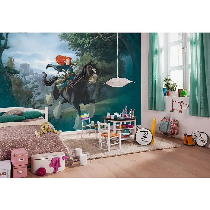 Komar Fototapete Merida Riding - B x H: 400 x 280 cm, Vlies - Ein Kinderzimmer mit einem Wandbild von Merida auf einem Pferd, einem Bett, einem Tisch mit Stühlen und Spielsachen.