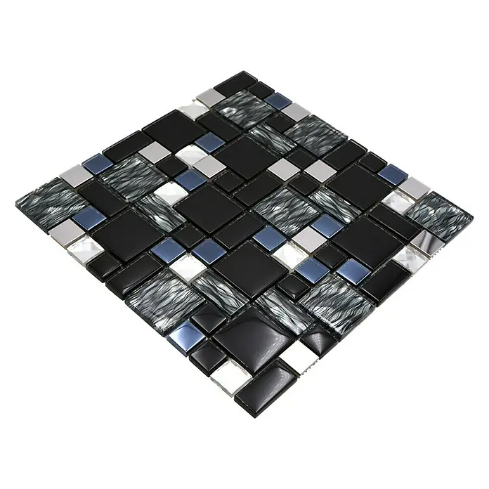 Mosaikfliese Crystal Mix XCM MC689 - 30 x 30 cm, Schwarz, Glänzend - Nahaufnahme eines quadratischen Mosaiks aus schwarzen, grauen und silbernen Glasfliesen auf schwarzem Hintergrund.