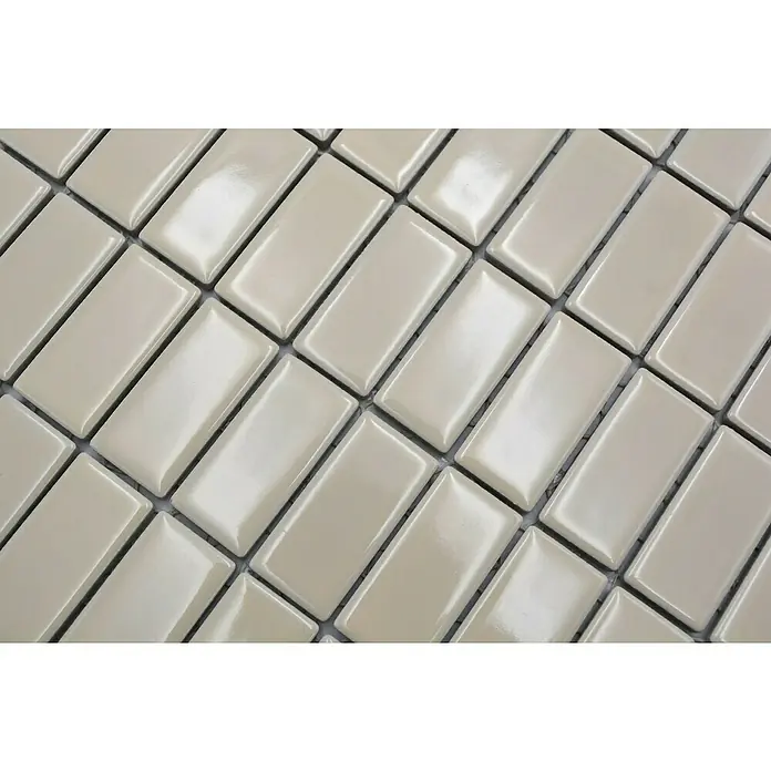 Mosaikfliese Stäbchen Uni ST 400 - 29,8 x 29,8 cm, Beige, Glänzend - Nahaufnahme von rechteckigen, glänzenden, cremefarbenen Mosaikfliesen, die für ein elegantes und modernes Interieur geeignet sind.