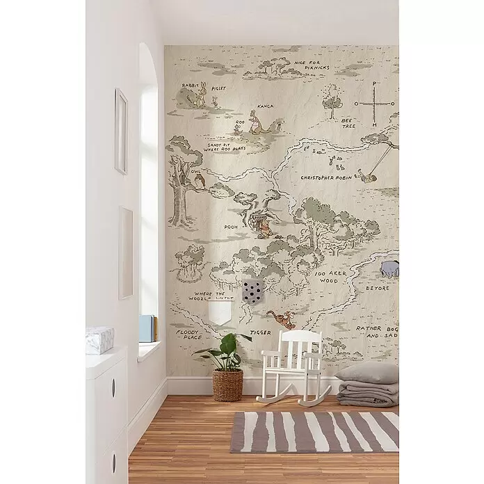 Komar Fototapete Winnie Pooh Map - B x H: 200 x 240 cm, Vlies - Ein Kinderzimmer mit Tapete, die eine Winnie Puuh Hundertmorgenwaldkarte zeigt.