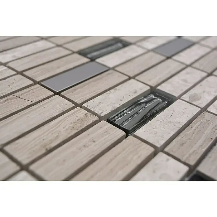 Mosaikfliese Stäbchen Crystal Mix XNM SM67 - 29,8 x 30,4 cm, Grau/Weiß, Glänzend - Nahaufnahme einer Mosaikfliese mit länglichen Steinen in Beige- und Grautönen, ideal für Badezimmer- oder Küchengestaltung.