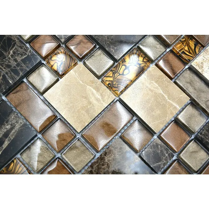 Mosaikfliese Crystal Mix XCM MC679 - 30 x 30 cm, Beige/Braun, Glänzend - Nahaufnahme eines Mosaiks mit Marmor-, Gold- und Bronzetönen, das eine elegante und vielseitige Oberfläche für Innenräume bietet.