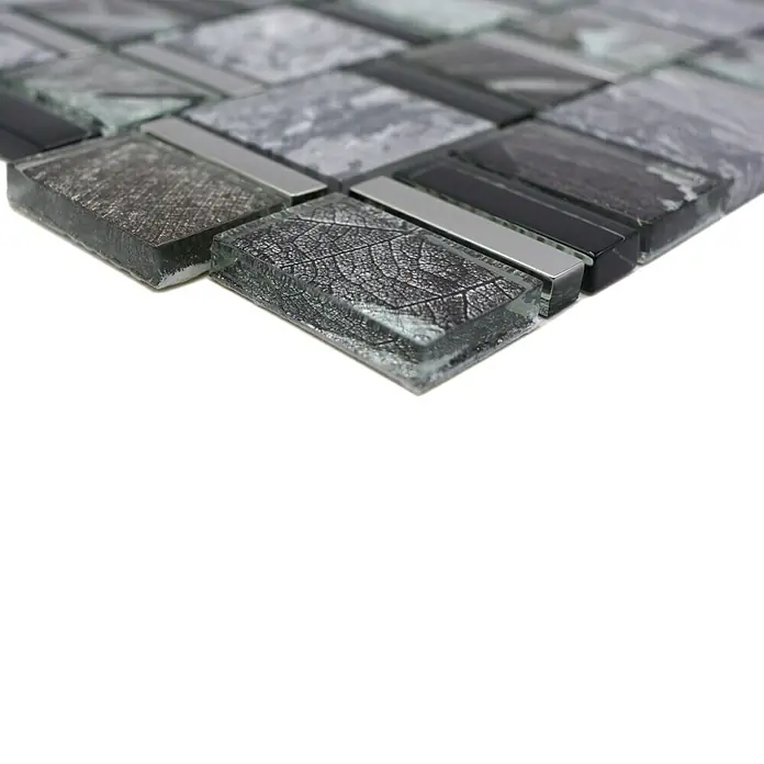 Mosaikfliese Crystal Mix XCM NIKO10 - 29,8 x 29,8 cm, Grau/Schwarz, Glänzend - Nahaufnahme von dekorativen grauen Glasmosaikfliesen mit silbernen Akzenten, ideal für moderne Innenräume.