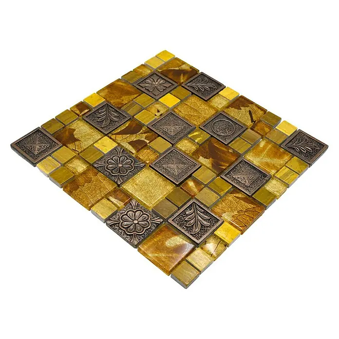 Mosaikfliese Crystal Mix XCM NIKO90 - 30 x 30 cm, Gold, Glänzend - Detailaufnahme eines Dekorpaneels mit goldenen und bronzefarbenen Mosaikfliesen in quadratischem Format, verziert mit floralen Motiven.