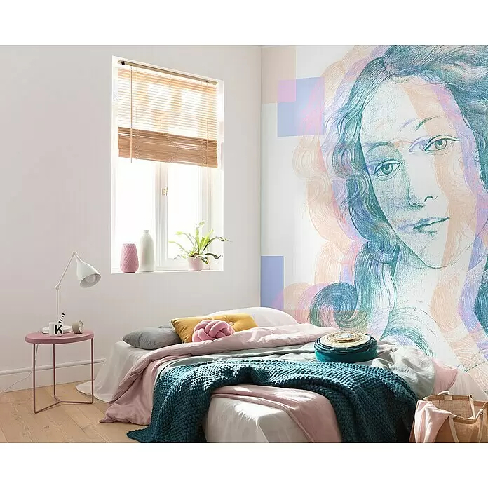 Komar Fototapete Venus - B x H: 300 x 280 cm, Vlies - Ein helles Schlafzimmer mit einem Bett in zartrosa, grauer und tealfarbener Bettwäsche, einem rosa Beistelltisch und einem farbenfrohen Wandbild.