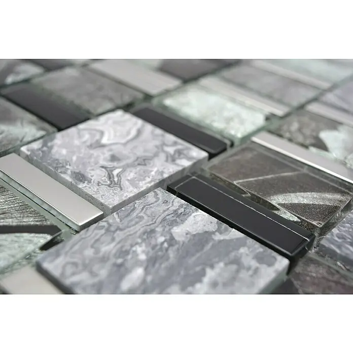 Mosaikfliese Crystal Mix XCM NIKO10 - 29,8 x 29,8 cm, Grau/Schwarz, Glänzend - Nahaufnahme von grauen und schwarzen Mosaikfliesen mit unterschiedlichen Texturen und Oberflächen. Diese Fliesen sind ideal für moderne Badezimmer.