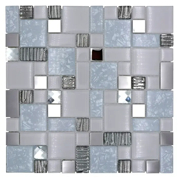 Mosaikfliese Crystal Mix XCM MC699 - 30 x 30 cm, Weiß/Grau, Glänzend - Nahaufnahme eines Mosaiks mit weißen, hellblauen und silbernen Akzenten.