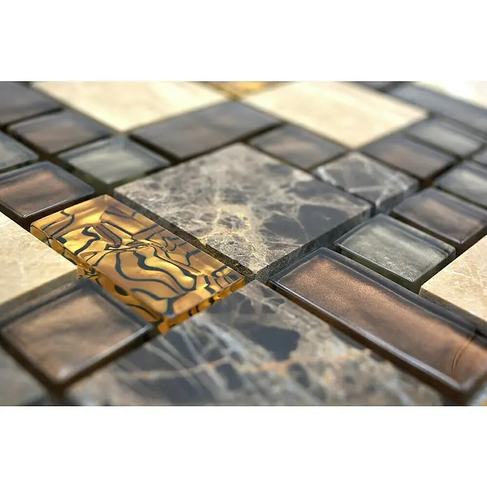 Mosaikfliese Crystal Mix XCM MC679 - 30 x 30 cm, Beige/Braun, Glänzend - Nahaufnahme eines Mosaiks aus verschiedenen Materialien und Farben, das ein vielseitiges Designelement für jeden Raum darstellt.