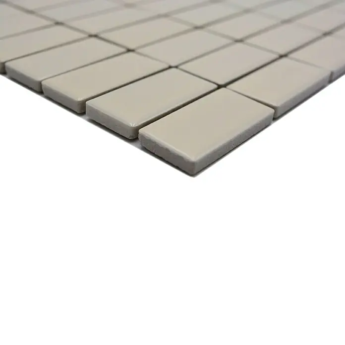 Mosaikfliese Stäbchen Uni ST 405 - 29,8 x 29,8 cm, Beige, Matt - Nahaufnahme von beigen rechteckigen Keramikmosaikfliesen, die ein gleichmäßiges Muster bilden und eine hochwertige Oberfläche aufweisen.