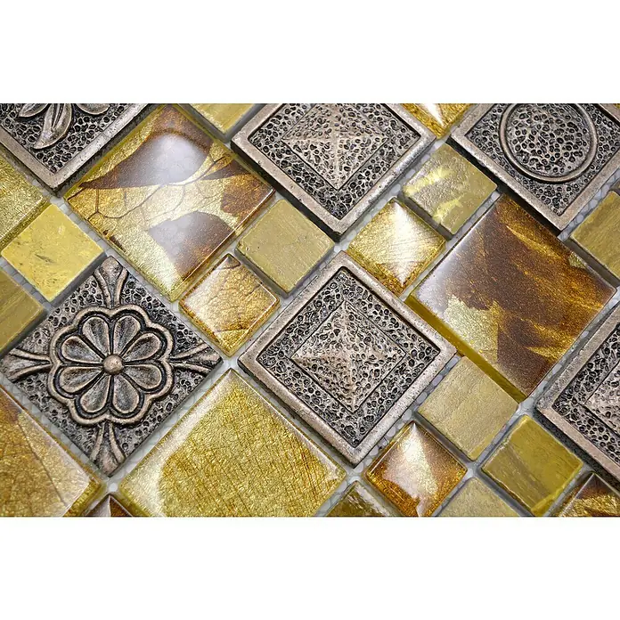 Mosaikfliese Crystal Mix XCM NIKO90 - 30 x 30 cm, Gold, Glänzend - Nahaufnahme von goldenen Mosaikfliesen mit dekorativen Elementen, ideal für luxuriöse Innenräume.